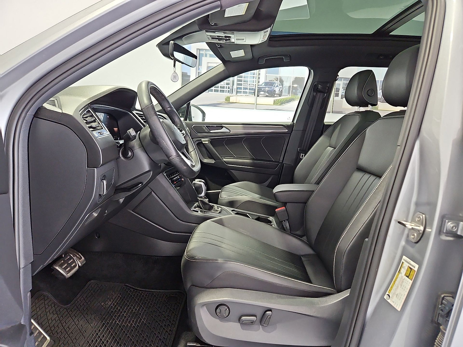 Used 2023 Volkswagen Tiguan SE R-Line FWD image 16