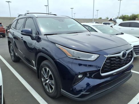 Used 2023 Toyota Highlander XLE FWD image 2