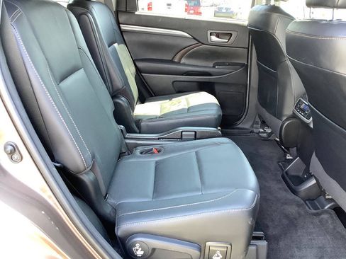 Used 2017 Toyota Highlander Limited AWD/4WD image 38