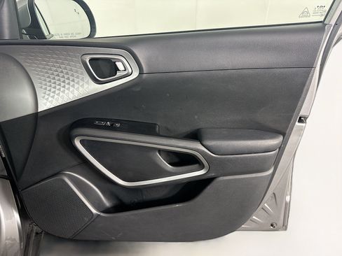 Used 2025 Kia Soul LX w/ LX Technology Package FWD image 30