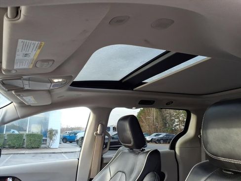 Used 2023 Chrysler Pacifica Limited image 18