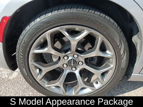 Used 2018 Chrysler 300 S w/ 300S Premium Group RWD image 8