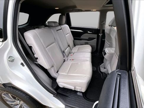 Used 2018 Toyota Highlander XLE FWD image 19