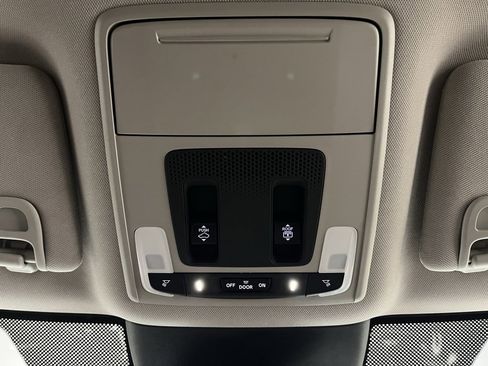 Used 2024 Honda Pilot Touring image 9