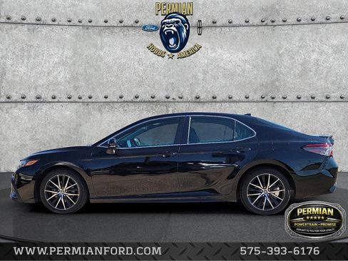 Used 2023 Toyota Camry SE image 2