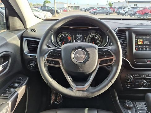 Used 2019 Jeep Cherokee Latitude Plus w/ Cold Weather Group AWD/4WD image 17