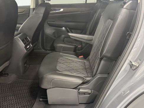 Used 2025 Volkswagen Atlas SEL Premium R-Line image 21