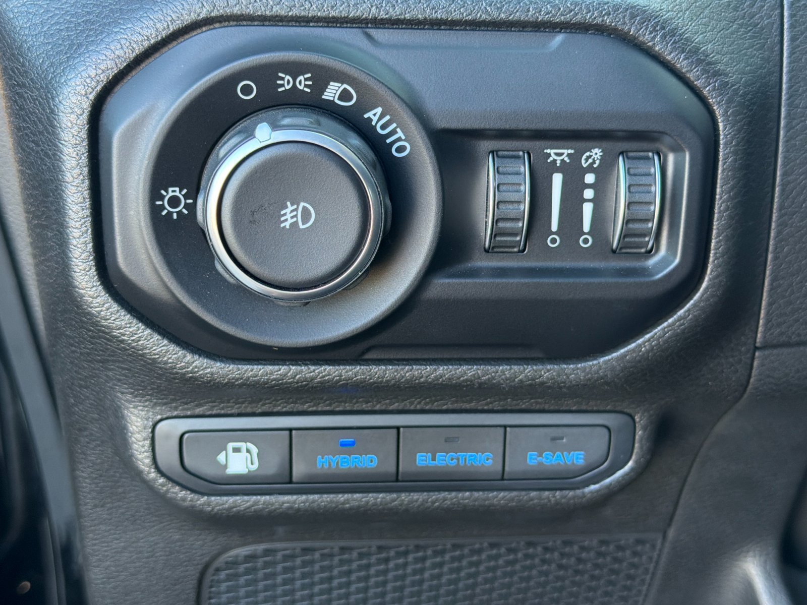 Used 2022 Jeep Wrangler Unlimited Sahara AWD/4WD image 34