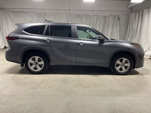 Used 2024 Toyota Highlander XLE image 8