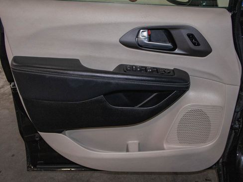Used 2024 Chrysler Pacifica Touring-L FWD image 10