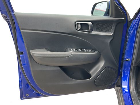 Used 2023 Hyundai Venue Limited FWD image 11