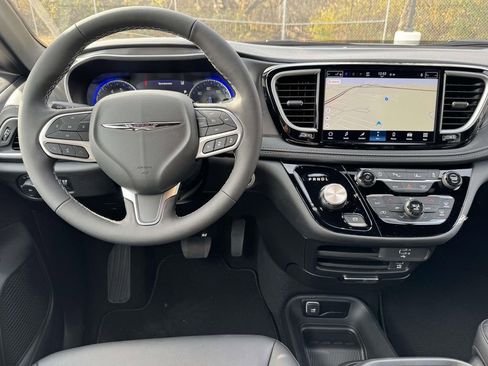 New 2026 Chrysler Pacifica Select AWD/4WD image 17