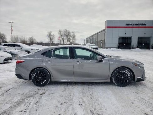 Used 2025 Toyota Camry SE image 4