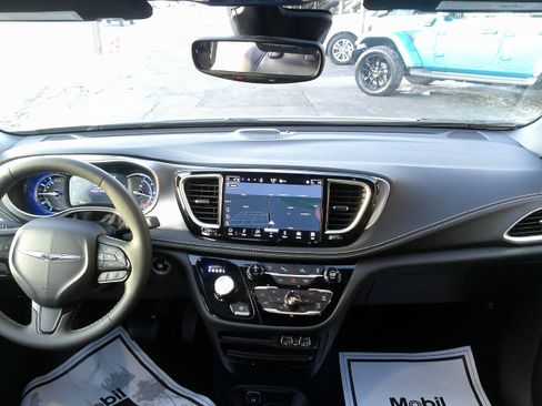 Used 2024 Chrysler Pacifica Select image 21