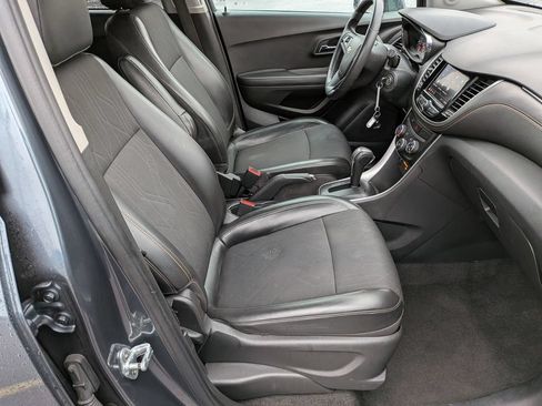 Used 2021 Chevrolet Trax LT AWD/4WD image 28