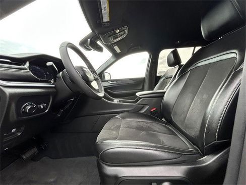 Used 2024 Jeep Grand Cherokee Altitude image 11