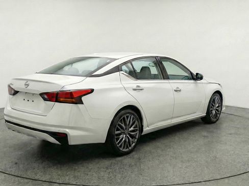 Used 2025 Nissan Altima 2.5 SV FWD image 9
