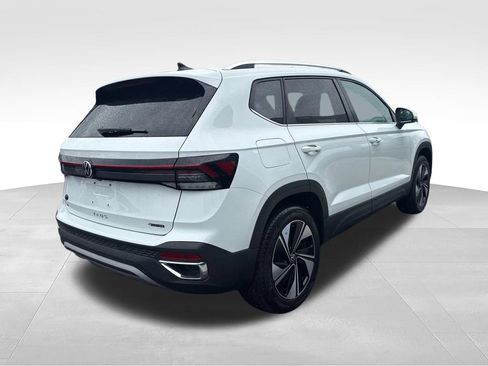 Used 2025 Volkswagen Taos SE AWD/4WD image 11