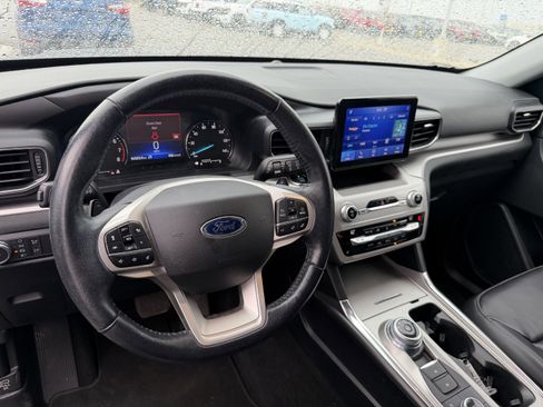 Used 2021 Ford Explorer XLT w/ Equipment Group 202A AWD/4WD image 4