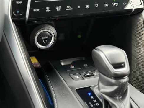 Used 2024 Toyota Venza XLE image 29