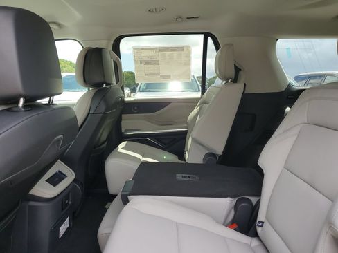 New 2026 Lincoln Navigator Premiere AWD/4WD image 11