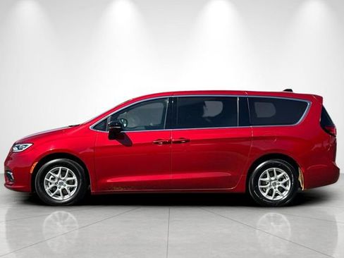 Used 2025 Chrysler Pacifica Select FWD image 7