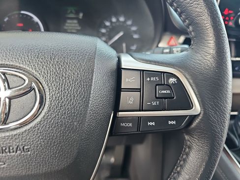 Used 2022 Toyota Sienna XLE image 20