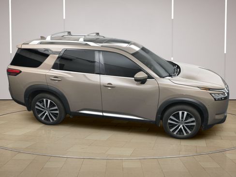 Certified 2024 Nissan Pathfinder Platinum FWD image 36