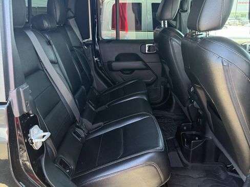Used 2020 Jeep Gladiator Overland AWD/4WD image 14