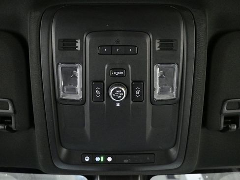 Used 2022 Chevrolet Suburban LT w/ Luxury Package image 17