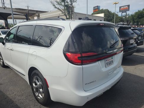Used 2023 Chrysler Pacifica Limited FWD image 7