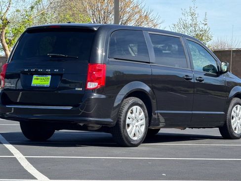 Used 2018 Dodge Grand Caravan SE w/ UConnect Hands-Free Group image 11