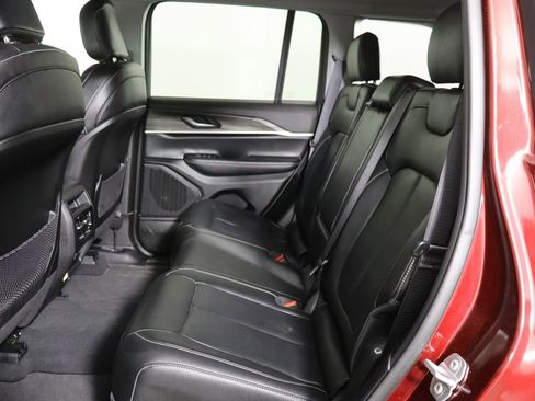 Used 2023 Jeep Grand Cherokee Limited w/ Black Appearance Package image 17