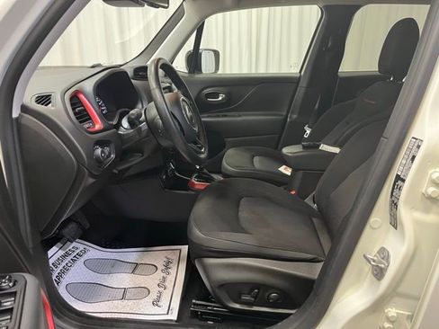 Used 2022 Jeep Renegade Trailhawk image 5