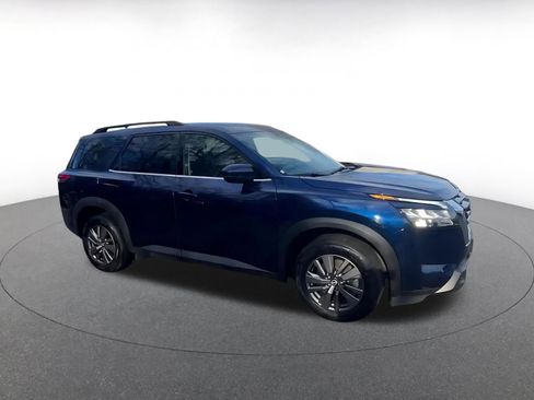 Used 2025 Nissan Pathfinder SV image 2