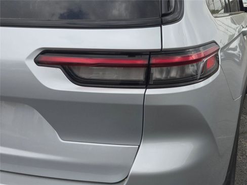 Used 2025 Jeep Grand Cherokee L Laredo image 13