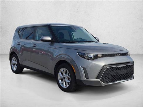 Used 2025 Kia Soul LX w/ LX Technology Package FWD image 3