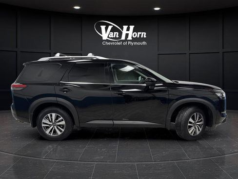 Used 2022 Nissan Pathfinder SL image 2