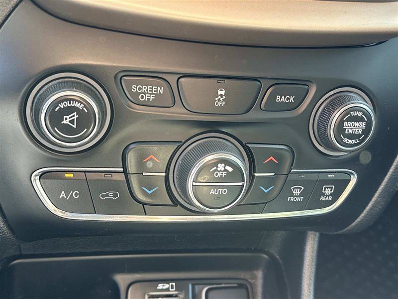 Used 2018 Jeep Cherokee Latitude w/ Comfort & Convenience Group FWD image 18