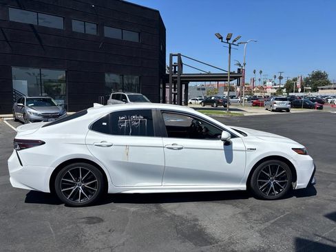 Used 2021 Toyota Camry SE FWD image 3