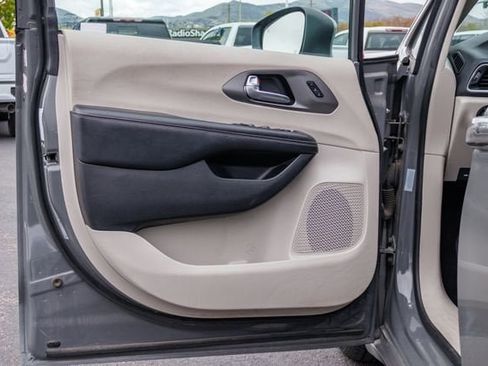 Used 2023 Chrysler Pacifica Touring-L FWD image 17