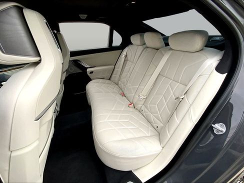 Certified 2025 BMW 760i xDrive w/ Executive Package AWD/4WD image 19