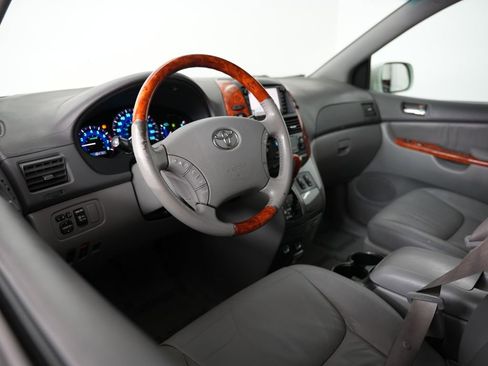 Used 2010 Toyota Sienna XLE Limited image 6