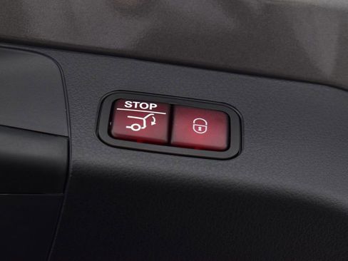 Certified 2025 Mercedes-Benz GLB 250 4MATIC image 33