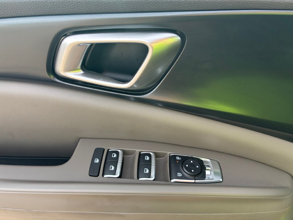 Used 2025 Kia Carnival FWD image 24