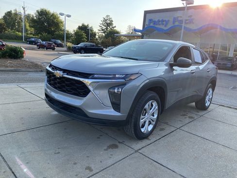 Used 2024 Chevrolet Trax LS w/ Driver Confidence Package FWD image 4