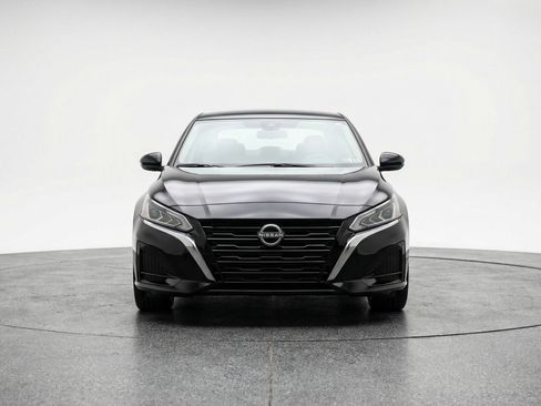 Used 2025 Nissan Altima 2.5 SV FWD image 2