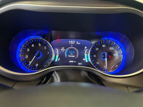 Used 2023 Chrysler Pacifica Touring-L FWD image 14
