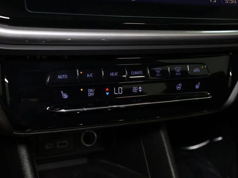 Used 2022 Chevrolet Bolt EUV LT w/ Comfort Package FWD image 31