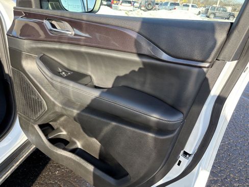 Used 2023 Jeep Grand Cherokee Laredo w/ Luxury Tech Group I image 11